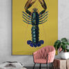 gele kreeft poster met houten lijst woonkamer