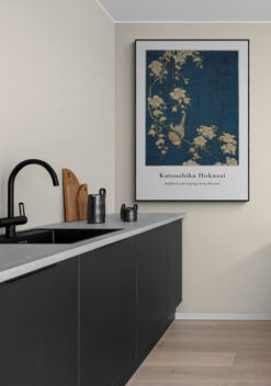 Katsushika Hokusai - Goudvink en treurkersenbloesem | Poster in houten lijst keuken