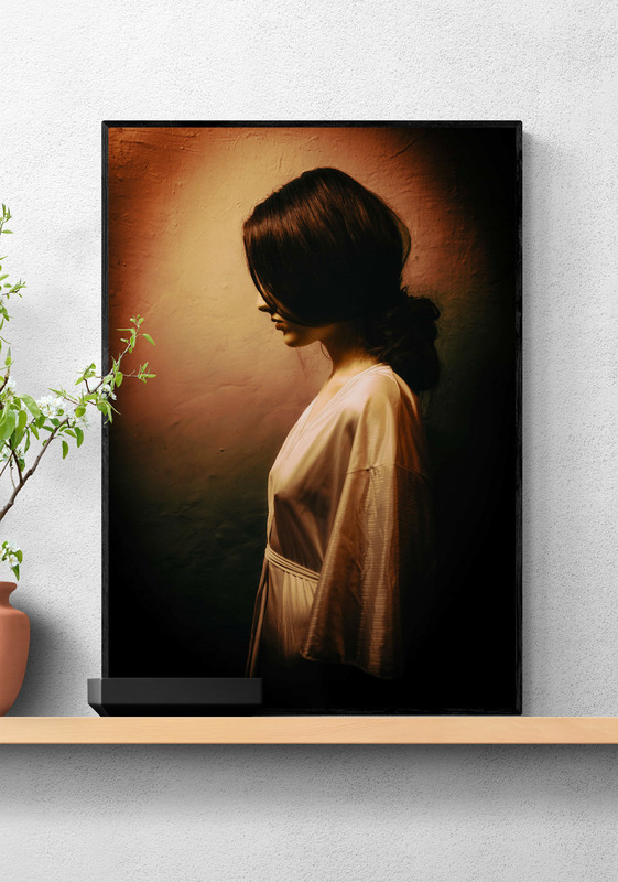 vrouw in schaduw poster 60x85cm woonkamer