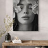 vrouw met bloemen poster in houten lijst woonkamer