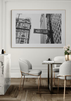 wall street poster in houten lijst woonkamer
