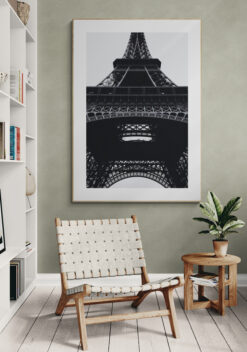 close-up eiffeltoren poster in houten lijst huiskamer